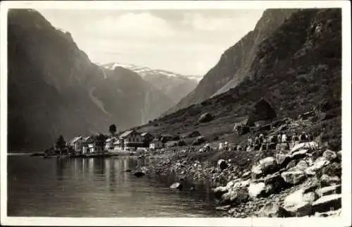 Ak Gudvangen Norwegen, Ufer, Berge, Häuser