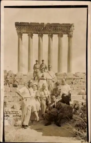 Foto Ak Baalbek Libanon, Jupitertempel, Gruppenfoto