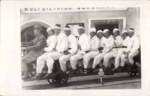 Foto Ak Bad Dürrnberg bei Hallein, Wolfdietrich Berghaus, Salzbergwerk, Besucher, Grubenbahn