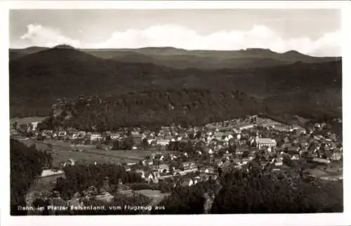 Ak Dahn in der Pfalz, Dahn im Pfälzer Felsenland, Fliegeraufnahme