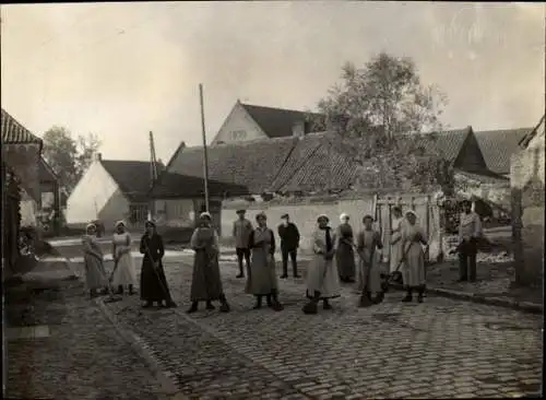 Foto Écourt Saint Quentin Pas de Calais, Die Dorfschönen beim Straßenfegen, 1. WK