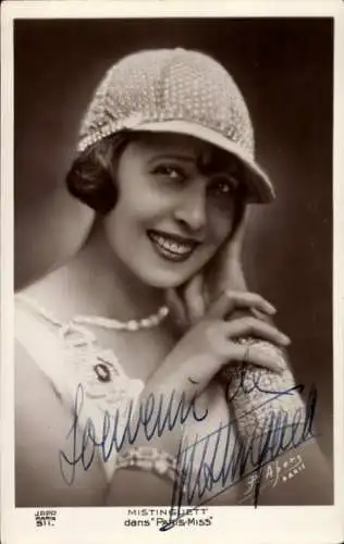 Ak Schauspielerin Mistinguett, dans Paris-Miss, Portrait, Autogramm