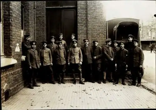 Foto Denain Nord, Soldaten in Uniformen, Flieger Oberltn. Müller (mitte)