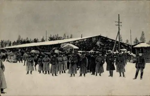 Foto Ak Deutsche Soldaten in Uniformen, Bahnhof, Feldbahn, I. WK