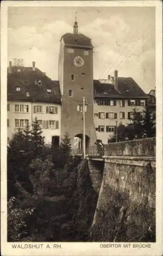 Ak Waldshut Tiengen am Hochrhein, Obertor, Brücke, Turmuhr