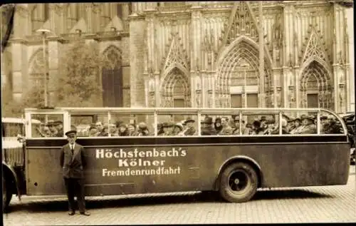 Foto Ak Köln am Rhein, Höchstenbach's Kölner Fremdenrundfahrt, Bus vor dem Dom, Chauffeur