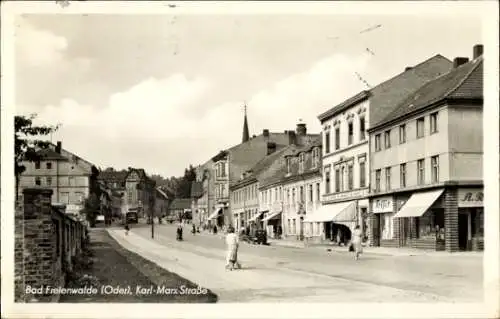 Ak Bad Freienwalde an der Oder, Karl-Marx-Straße, Geschäfte, Passanten