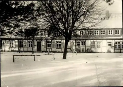 Ak Seeheilbad Zingst an der Ostsee, Fachwerkhaus im Winter