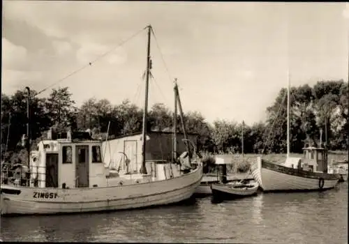 Ak Ostseebad Zingst, Boot "Zingst" und andere Boote im Hafen