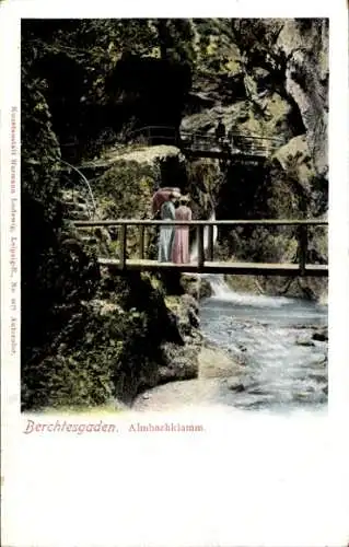 Ak Berchtesgaden, Partie im Almbachklamm, Frauen, Felsen