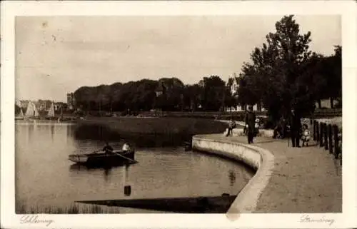 Ak Schleswig an der Schlei, Strandweg, Ruderboot, Passanten