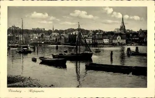 Ak Flensburg in Schleswig Holstein, Hafenpartie mit Blick auf den Ort