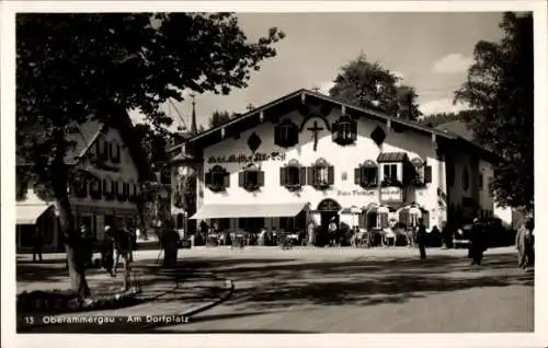 Ak Oberammergau in Oberbayern, Am Dorfplatz, Hotel