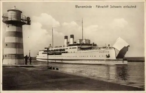 Ak Ostseebad Warnemünde, Fährschiff Schwerin läuft ein, Leuchtturm