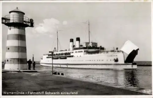 Ak Ostseebad Warnemünde, Fährschiff Schwerin läuft ein, Leuchtturm