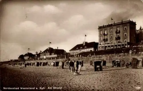 Ak Westerland auf Sylt, Nordseebad, Partie am Strand, Strandkörbe, Badegäste, Häuser, Miramar