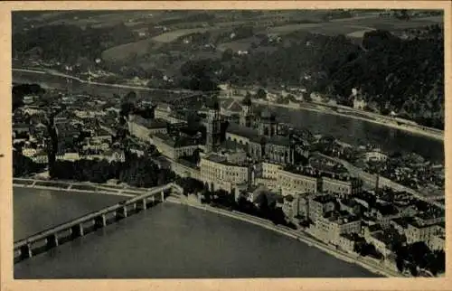 Ak Passau in Niederbayern, Altstadtansicht, Südseite, Inn- u. Donaubrücke, Fliegeraufnahme