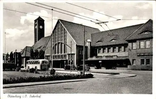 Ak Oldenburg in Niedersachsen, Blick auf den Bahnhof, Straßenseite, Omnibus