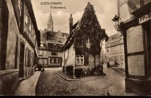 Ak Quedlinburg im Harz, Finkenherd, Straßenpartie, Passanten