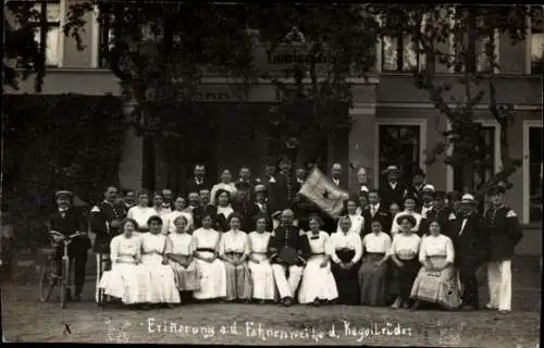 Foto Ak Magdeburg an der Elbe, Fahnenweihe, Gruppenfoto, Mann mit Fahrrad, Kegelbrüder