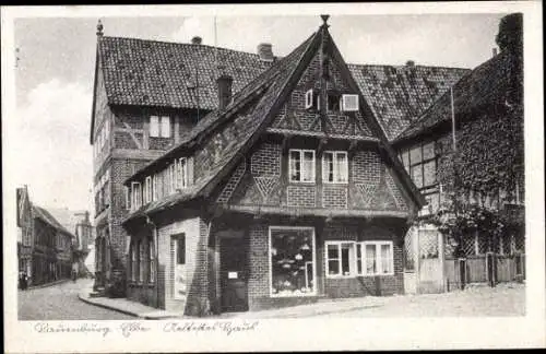 Ak Lauenburg an der Elbe, Ältestes Haus, Fachwerkgebäude, Lampengeschäft, Straßenpartie