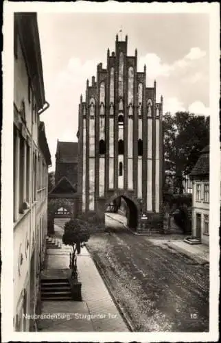 Ak Neubrandenburg in Mecklenburg Vorpommern, Ansicht vom Stargarder Tor