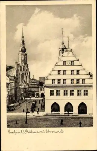 Ak Greifswald in Mecklenburg Vorpommern, Straßenpartie mit Rathaus, Ehrenmal und Kirche