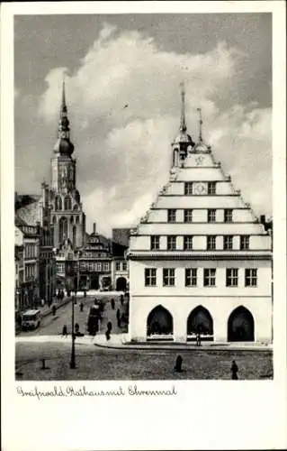 Ak Greifswald in Mecklenburg Vorpommern, Straßenpartie mit Rathaus, Ehrenmal und Kirche