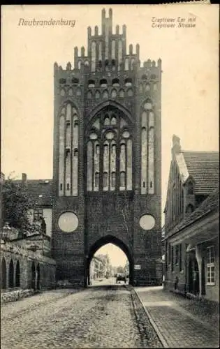 Ak Neubrandenburg in Mecklenburg Vorpommern, Treptower Tor mit Treptower Straße