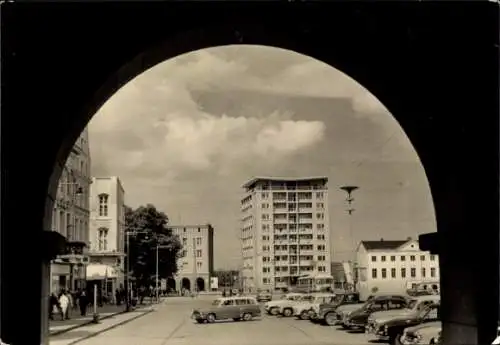 Ak Rostock in Mecklenburg Vorpommern, Hochhaus am Ernst Thälmann Platz, Parkplatz, Autos