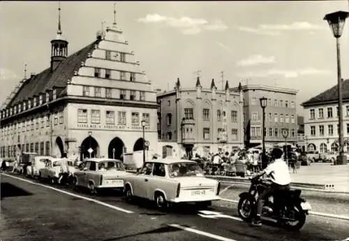 Ak Hansestadt Greifswald, Rathaus am Platz der Freundschaft, Trabanten