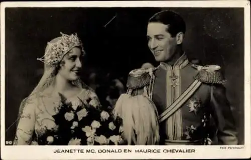 Ak Schauspielerin Jeanette McDonald, Schauspieler Maurice Chevalier, Portrait, Uniform