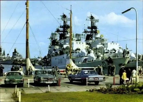 Ak Schiffe der Bundesmarine, D 181, Zerstörer Hamburg und Schleswig Holstein im Hafen