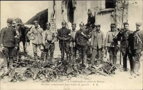 Ak Neufmoutiers les Meaux Seine et Marne, französische Soldaten begutachten ihre Kriegsbeute, 1914