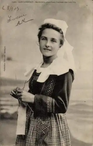 Ak Concarneau Finistère, Sardiniere attendant l'arrivee des Bateaux, strickende Frau