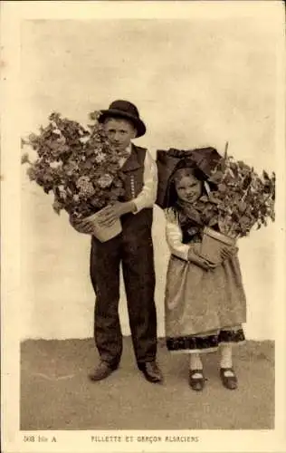 Ak Kinder in Elsässer Volkstrachten, Blumenstrauß