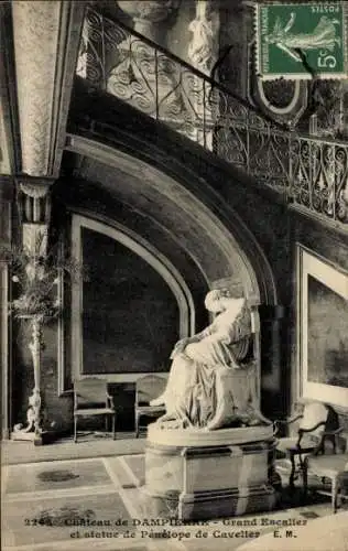 Ak Dampierre-Yvelines, Schloss, Große Treppe, Statue von Penelope de Cavelier