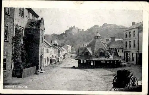 Ak Dunster Somerset England, Straßenpartie, Pavillon, Burg im Hintergrund