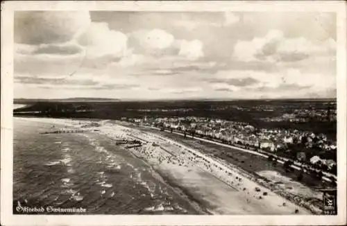 Ak Świnoujście Swinemünde Pommern, Fliegeraufnahme vom Strand, Ort