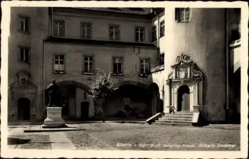 Ak Kostrzyn nad Odrą Cüstrin Küstrin Ostbrandenburg, Schlosshof, Kurprinz Friedrich Wilhelm Denkmal