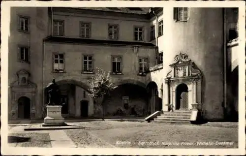 Ak Kostrzyn nad Odrą Cüstrin Küstrin Ostbrandenburg, Schlosshof, Kurprinz Friedrich Wilhelm Denkmal