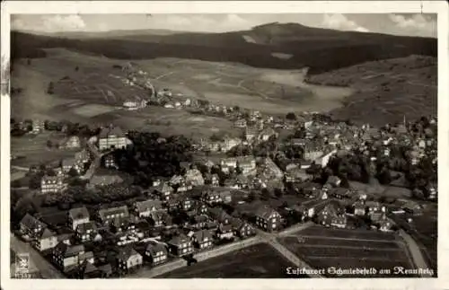 Ak Schmiedefeld am Rennsteig Thüringen, Fliegeraufnahme, Panorama vom Ort, Klinke 40282