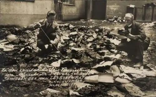 Foto Ak München, Revolution 1918, Polizeigebäude, Sammeln der noch lesbaren Akten
