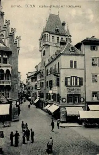 Ak Bolzano Bozen Trentino Südtirol, Museum Straße mit Torgglhaus, Passanten