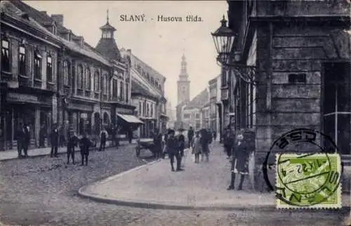 Ak Slaný Schlan Mittelböhmen, Straßenszene mit Passanten, Husova tøýa, Apotheke