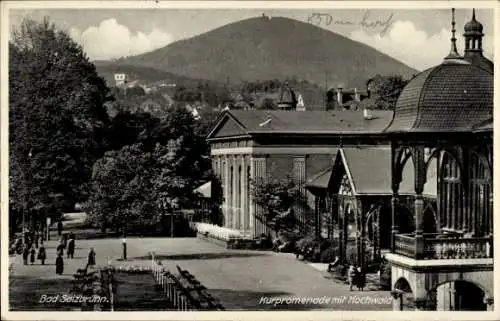 Ak Szczawno Zdrój Bad Salzbrunn Schlesien, Kurpromenade mit Hochwald