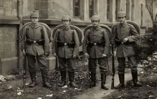 Foto Ak Deutsche Soldaten in Uniform, Ausrüstung, Truppenübungsplatz Bitsch, Kriegsjahr 1916