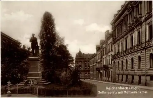 Ak Reichenbach im Vogtland, Solbrigplatz mit Moltke Denkmal, Straßenpartie