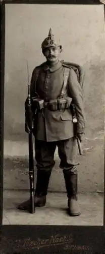 CdV Deutscher Soldat in Uniform, Porträt, Pickelhaube, Gewehr