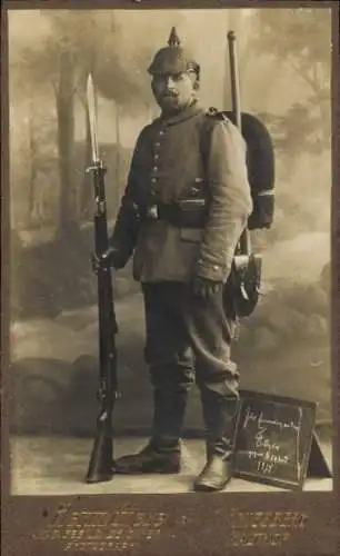 CdV Deutscher Soldat in Uniform, Porträt, Pickelhaube, Gewehr, Bajonett